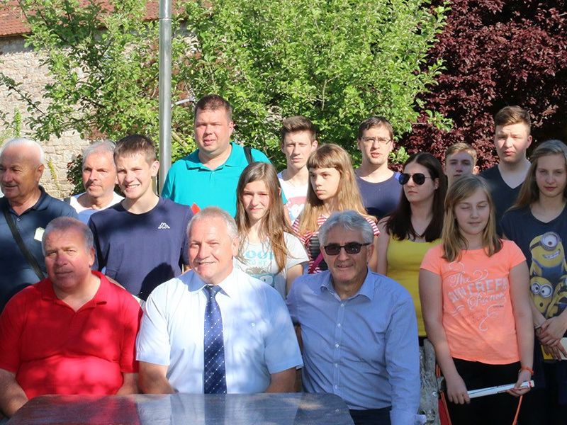 Na klupi prijateljstva Lipika i Neustadta/A.
