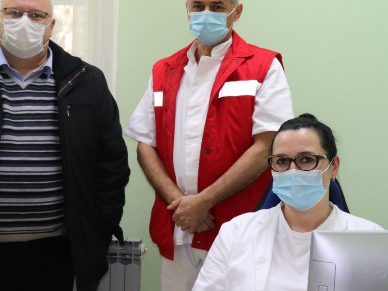 Foto: Ravnatelj DZ PSŽ Marijan Višaticki, medicinski tehničar Tomislav Vacek i dr. med. Sanela Hodak, spec. obiteljske medicine