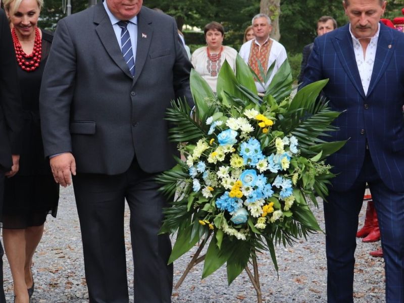 Polaganje vijenaca ispred spomenika Ivanu Franku / Compas.hr