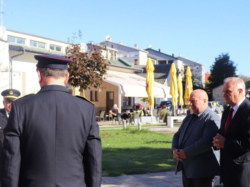 Gradonačelnik Kasana i dožupan Troha odaju počast kod spomenika poginulim braniteljima u Lipiku / Compas.hr