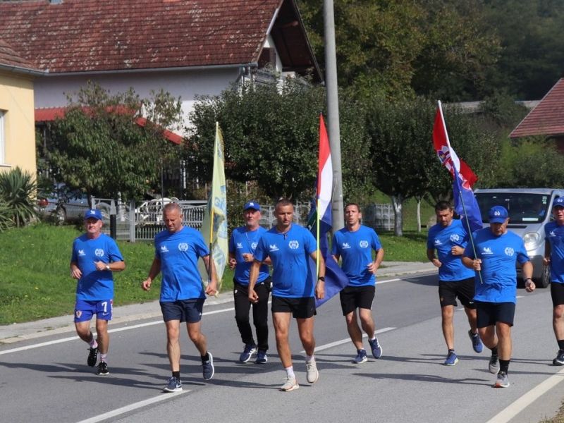 Od Lipika su dotrčali članovi Udruge maratonaca Virovitičko-podravske županije „Glasnici istine“, Udruge maratonaca Sisačko-moslavačke županije „Heroji ne umiru“ / Compas.hr