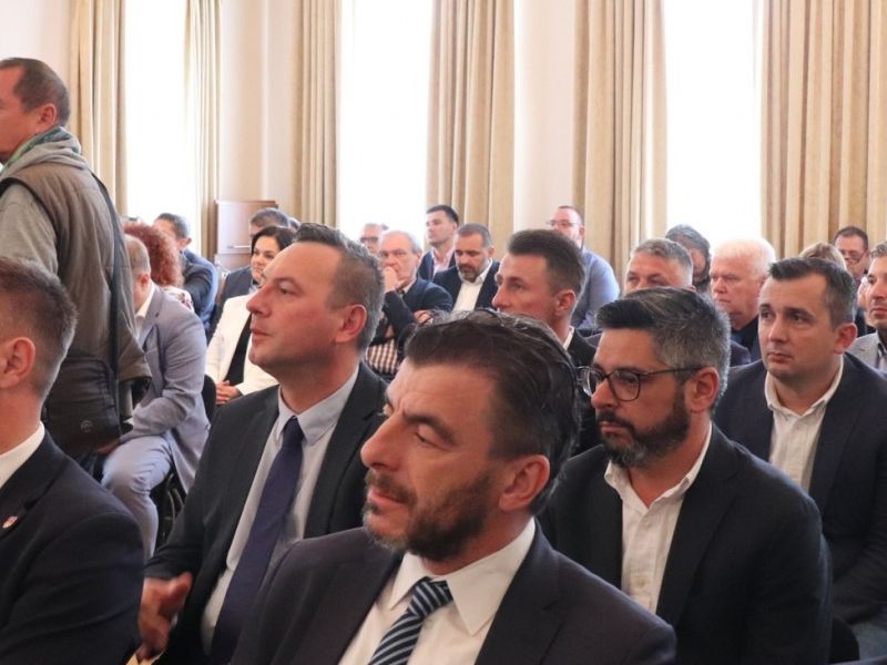 Ministar Piletić u Lipiku uručio 36 ugovora vrijednih više od 40 milijuna kuna za program Zaželi / Compas.hr