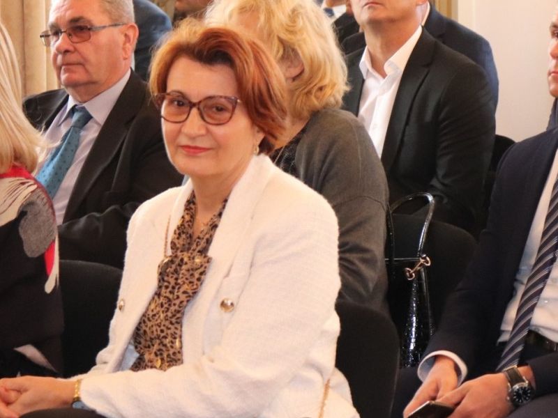 Ministar Piletić u Lipiku uručio 36 ugovora vrijednih više od 40 milijuna kuna za program Zaželi / Compas.hr