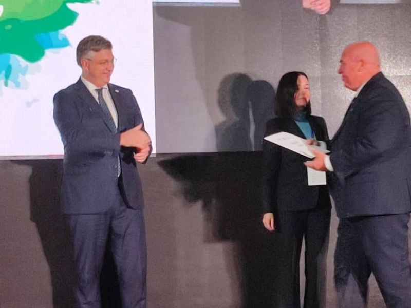 U nazočnosti premijera Plenkovića i ministrice Vučković, gradonačelniku Vinku Kasani svečano je uručen ugovor vrijedan 7,5 milijuna kuna za financiranje izgradnje i opremanja novog dječjeg vrtića iz natječaja za operaciju 7.4.1. za ulaganja iz Sektora dječjih vrtića Programa ruralnog razvoja