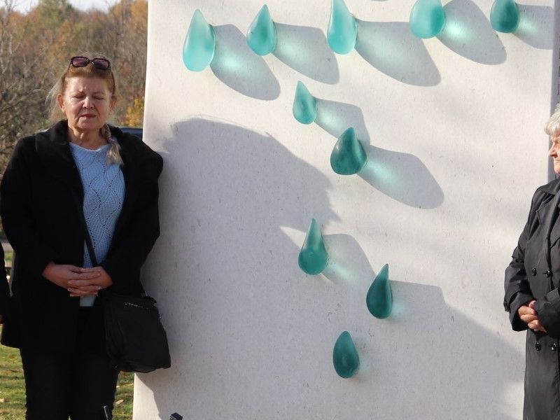 Spomen obilježje zajednički su otkrile Biserka Ljubić, majka poginulog Ivana Ljubića te Željka Bertek i Ljerka Katanec, sestre poginulog Ivice Šoštarića.