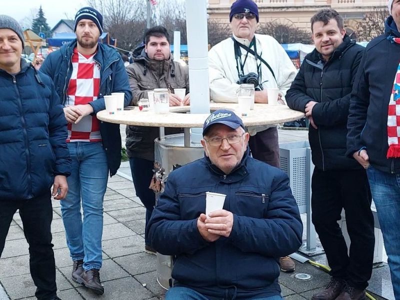 Na Božićnom sajmu u Lipiku također se bodrilo naše Vatrene / Compas.hr