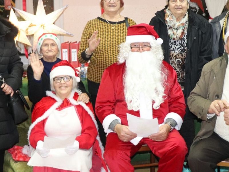 Djed Mraz i Baka Mraz u društvu dobrih i vrijednih vilenjaka / Compas.hr