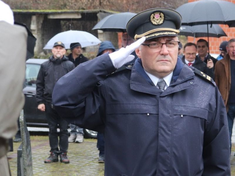 Počast je odao izaslanik predsjednika Republike Hrvatske brigadir Mile Valentić, zapovjednik Središta za obuku i doktrinu logistike Zapovjedništva za potporu / Compas.hr