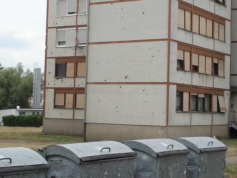 četiri kontejnera za mješoviti otpad zgrada Vukovarska 5 i 7 u Lipiku