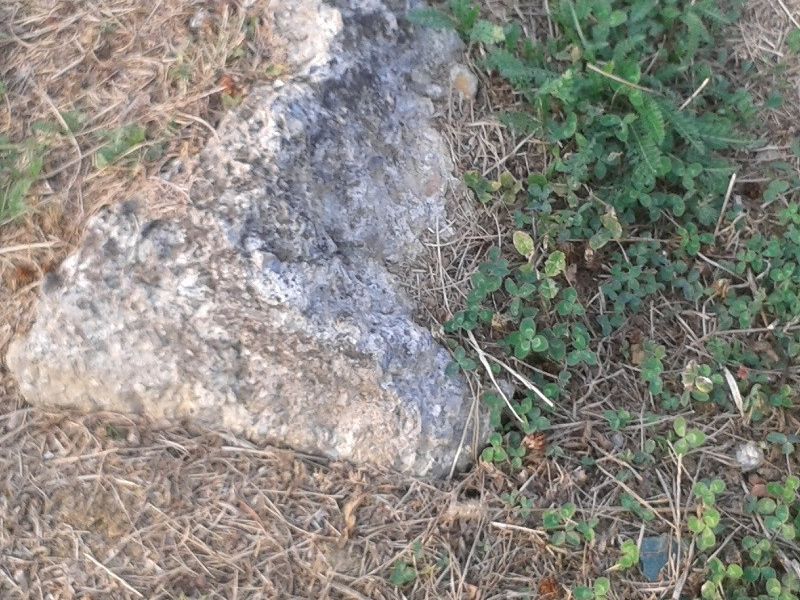 obrađeni komad kamena izviruje iz zemlje