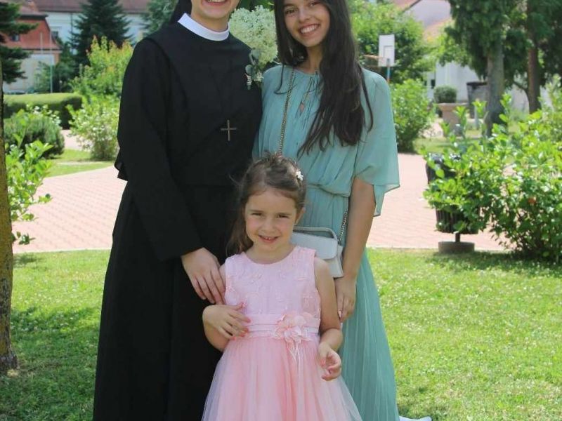 Sa sestrama, Martom i Beom.