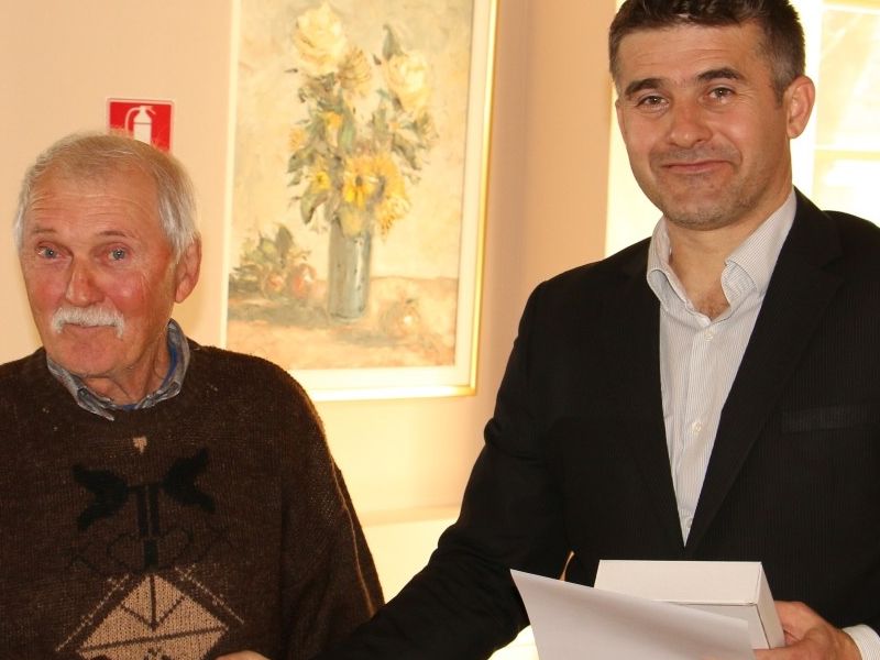 Josip Nemet-Mića prima priznanje za 50 godina doprinosa u uzgoju listonoša