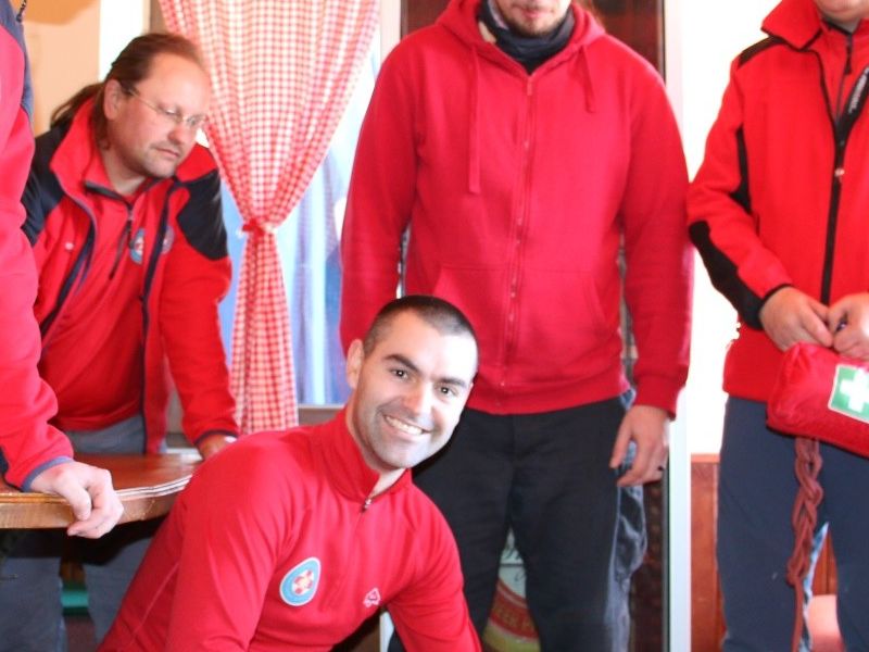 pročelnik stanice Josip Kraker kleči uz lutku za vježbe iz reanimacije