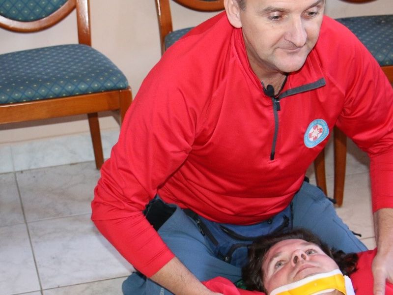 Zoran Milaković glumi unesrećenog kako bi ostali ponovili postupaku imobilizacije kod sumnje na ozljedu kralješnice uz pomoć vakumskog nosila