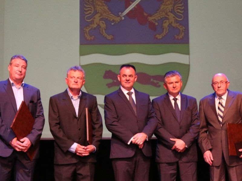dobitnici nagrada sa županom i predsjednikom skupštine 