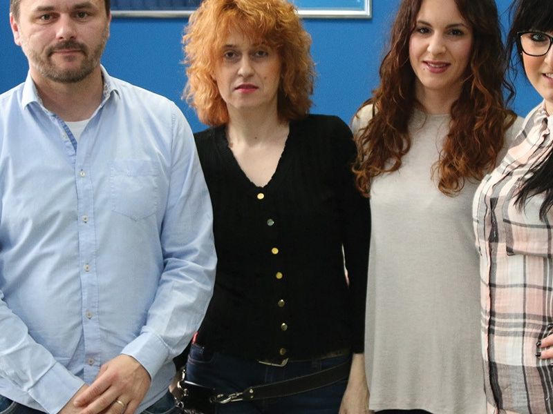 Davor Lepka s djelatnicama u vlastitom frizerskom salonu