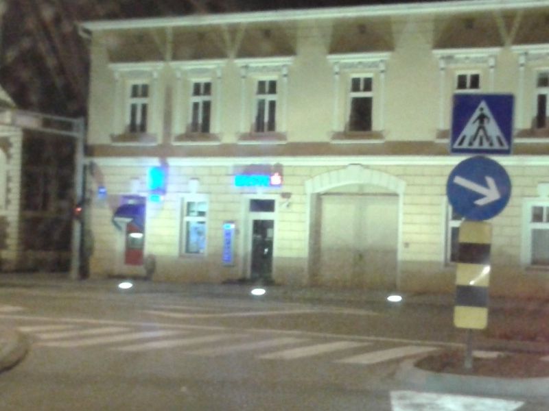 semafori na Trgu dr. Ivana Šretera u Pakracu, oko 20 sati uvečer