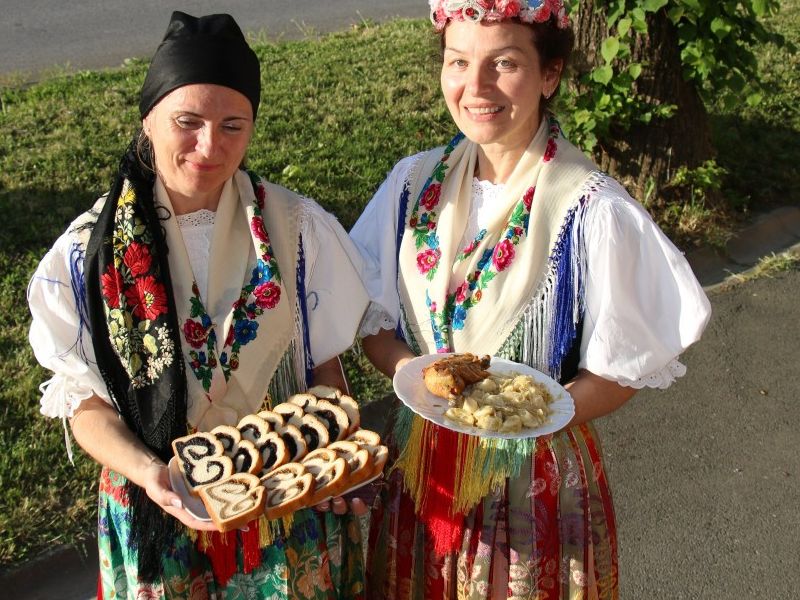 predstavnice Češke Besede iz Prekopakre s češkim specijalitetom, knedlikama, i kolačima