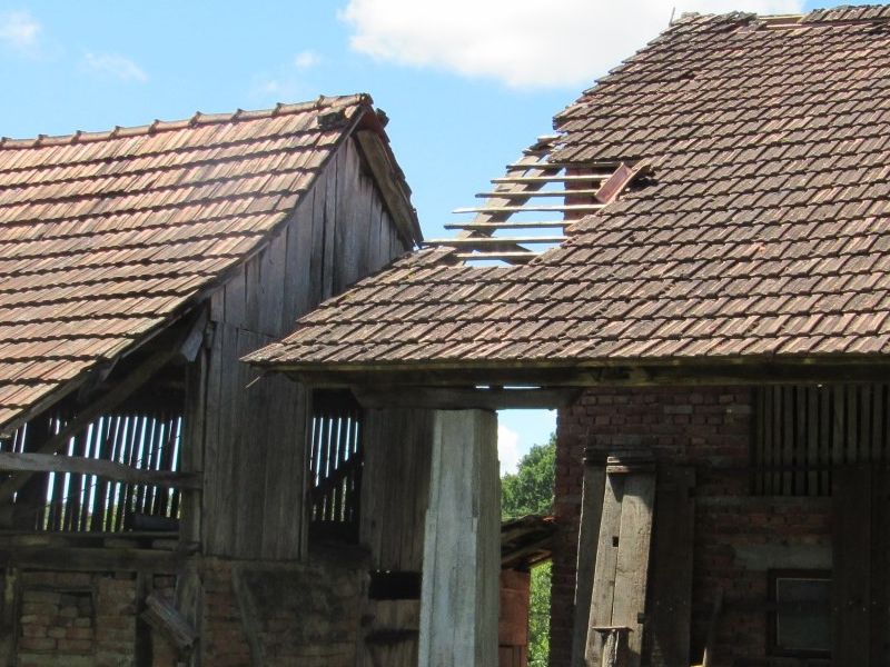 odneseni crijepovi s gospodarske zgrade u susjednom dvorištu