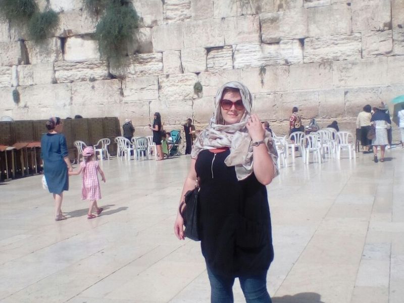 Danijela Marijanović ispred Zida plača, ostatka zapadnog potpornog zida jeruzalemskog hrama, mjestu molitve za Židove, kršćane i muslimane. Žene i muškarci pred zidom mole odvojeno, a u skladu s tradicijom žene moraju pokriti kosu