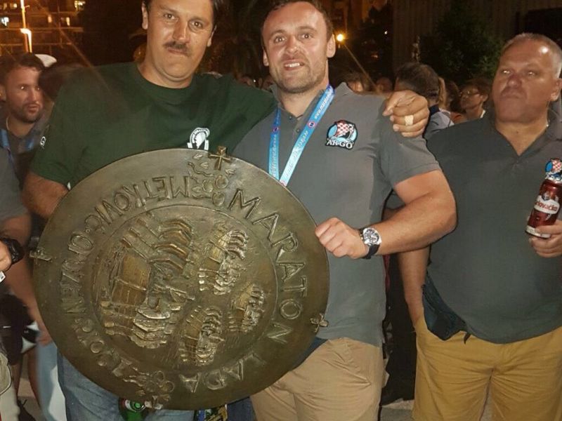 s pobjedničkim štitom kneza Domagoja; Dalibor Horvat i Radoslav Rajić iz Argonauta
