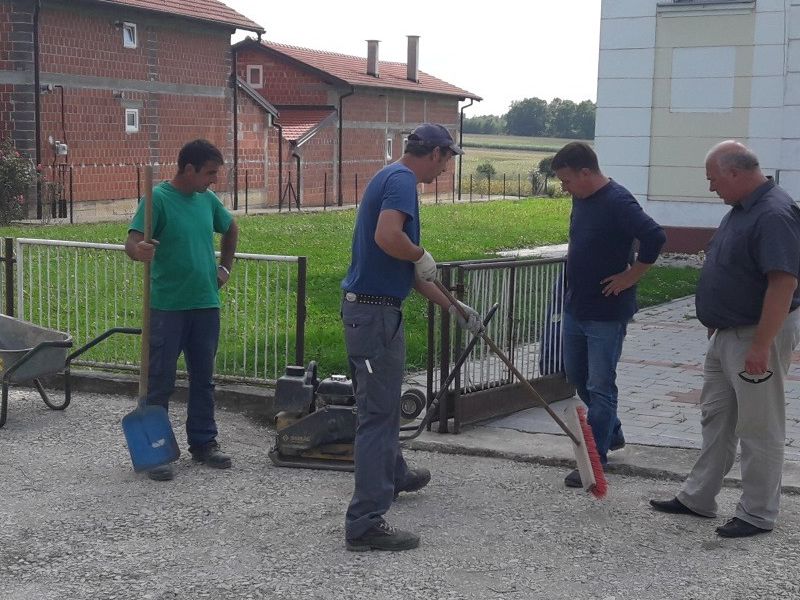 pripremni radovi za asfaltiranje parkirališta ispred crkve u Antunovcu