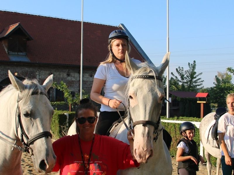 voditeljica škole Ivana Ljubić s asistenticom Paulom Mitrović i tri polaznice