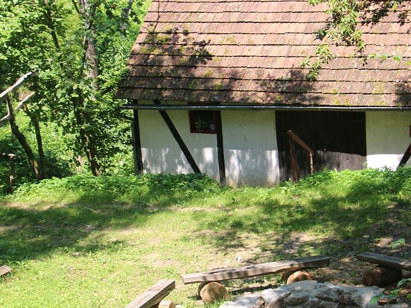 planinarsko sklonište obnovljeno 2014. godine, a ispred se nalazi ložište s klupama izrađeno tijekom lipnja 2016. godine (snimljeno u kolovozu 2016.)