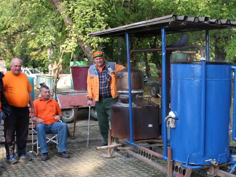 veselo društvo iz Udruge LIDO Dobrovac uz veseli kotao 