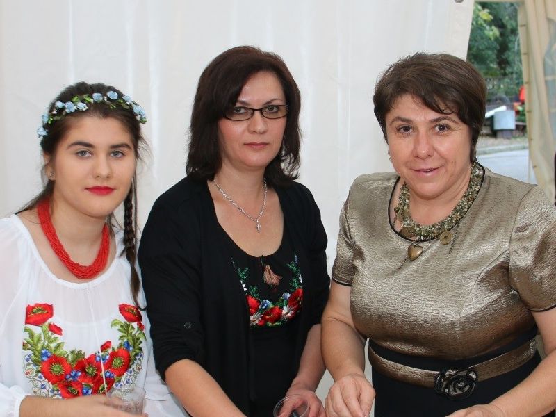 članice Udruge ukrajinsko-hrvatskog prijateljstva Lipik na štandu sa specijalitetima ukrajinske kuhinje