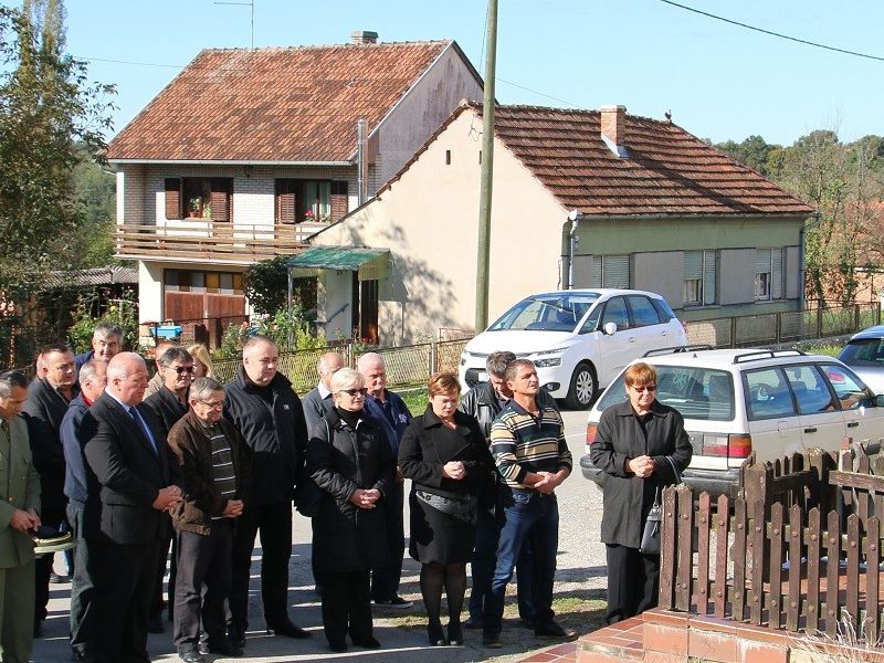 ispred spomenika hrvatskim braniteljima u Velikom Banovcu