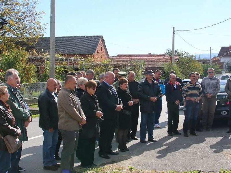 ispred spomen-ploče Dragi Živančevu u Gornjoj Obriježi