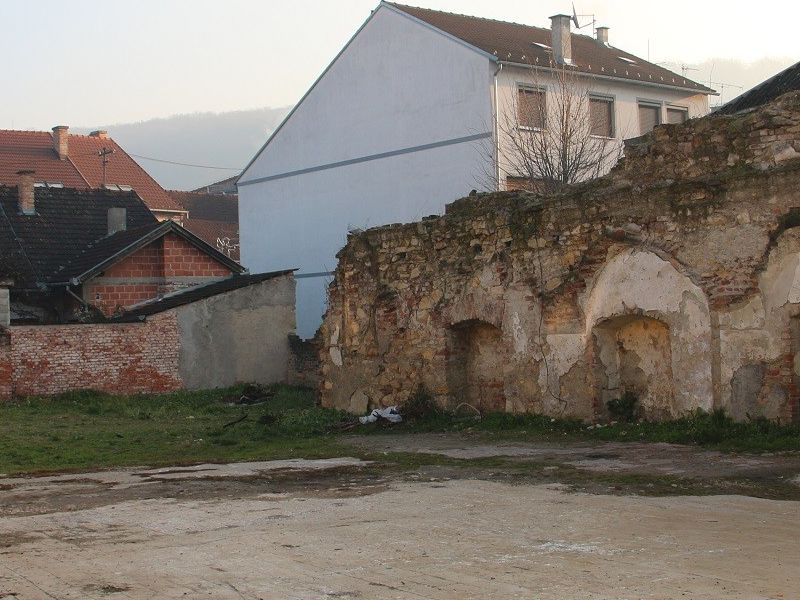 ranijih godina slično je učinjeno na očišćenoj parceli koja se nalazi nasuprot banke na Trgu dr. Franje Tuđmana