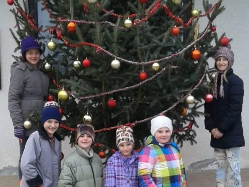mali vatrogasci iz Brekinske ispred okićenog božićnog drvca