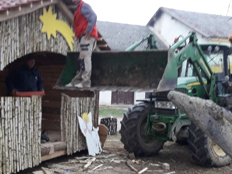 mještani Antunovca postavljaju jaslice ispred Društvenog doma u Antunovcu
