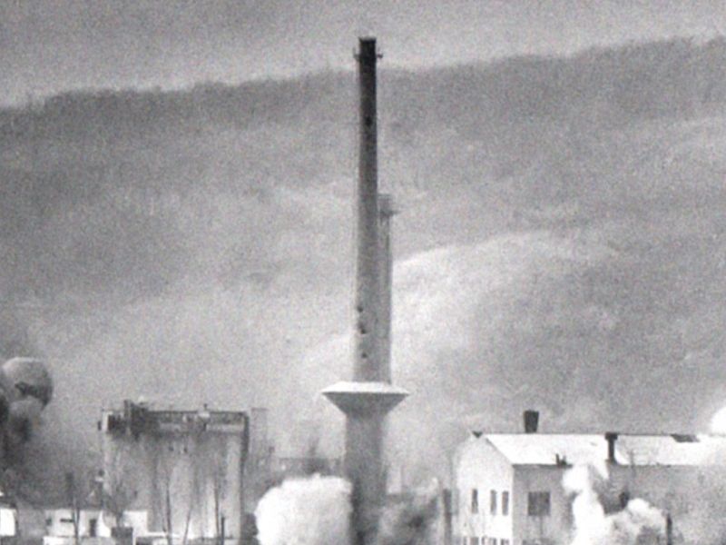 Staklana pod neprijateljskom vatrom 6. prosinca 1991. Foto: Toni Hnojčik