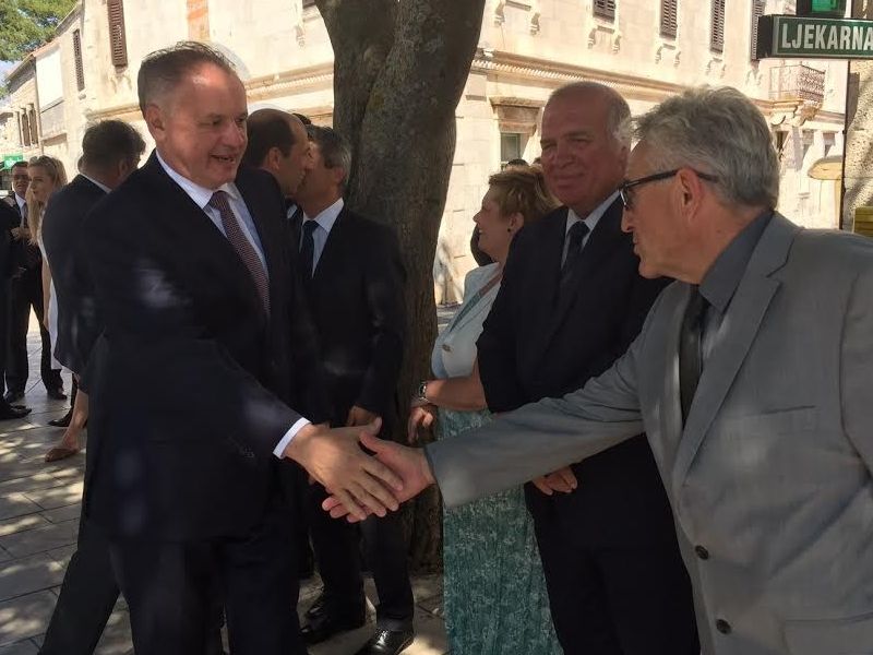 Predsjednik Slovačke Andrej Kiska pozdravlja se s Antunom Haramijom, bivšim gradonačelnikom Lipika