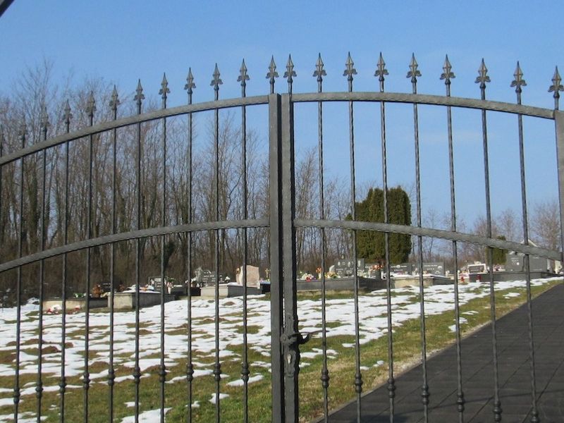 Ograda na katoličkom groblju u Kukunjevcu
