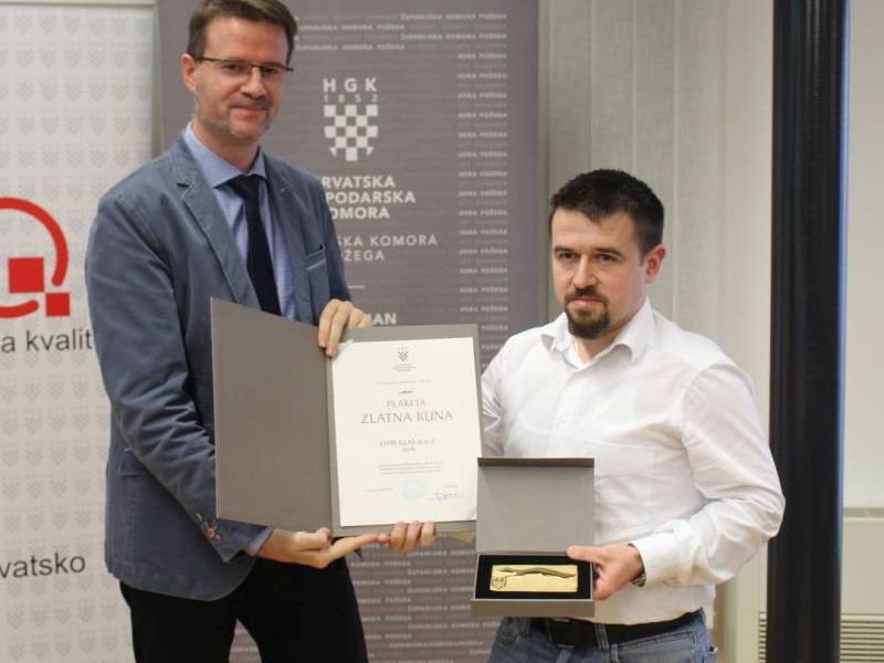 direktor Sektora za financijske institucije, poslovne informacije i ekonomske analize HGK Zvonimir Savić uručio Zlatnu kunu Saši Božiću, voditelju proizvodnje tvrtke Lipik Glas d.o.o.
