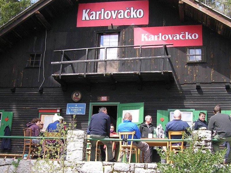 odmor ispred planinarske kuće Vodice 
