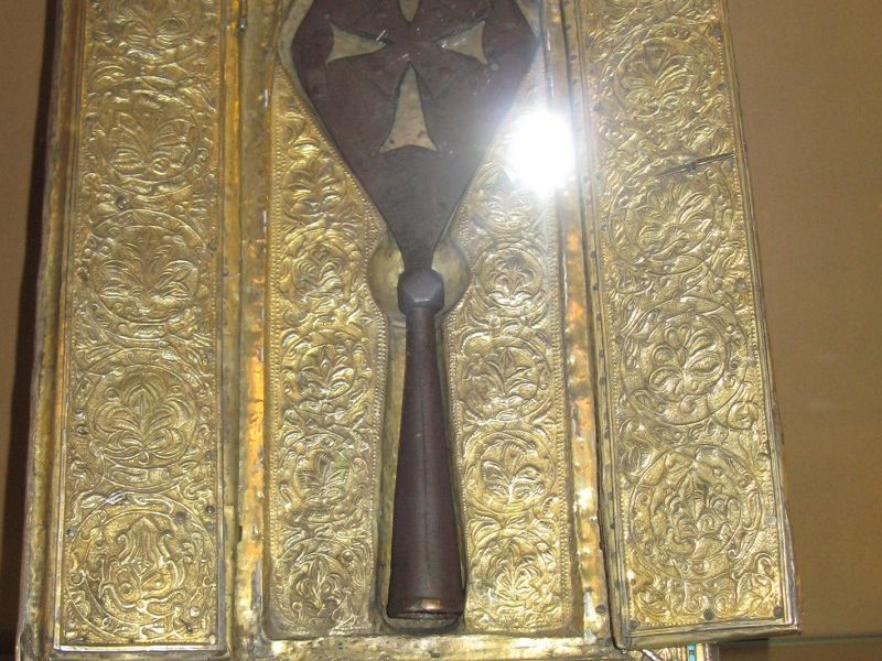 U religijskom središtu Echmiadzin nalazi se vrh svetog koplja kojim je rimski vojnik probo Isusa provjeravajući je li preminuo. 
