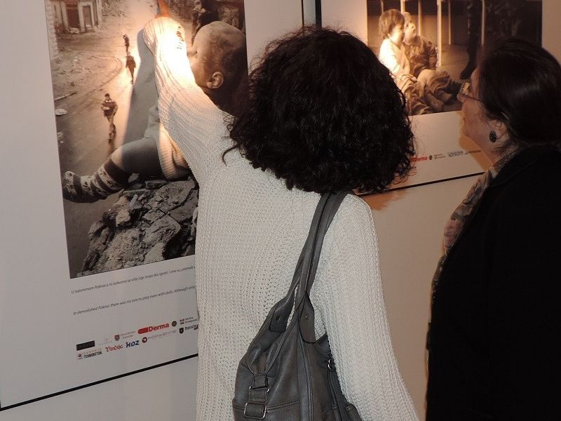 Fotografija, pogled s prozora s lutkom, zaokupila je pažnju Pakračana
