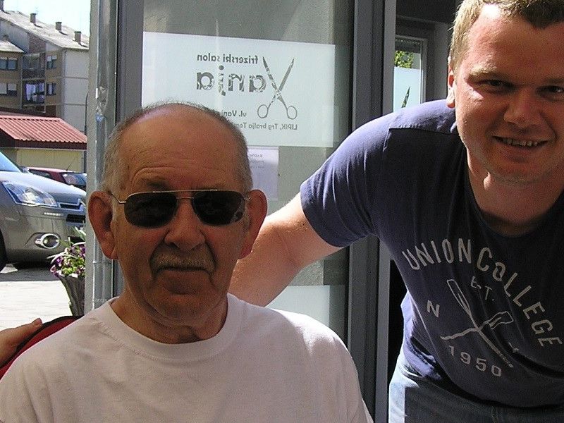 Robert Elder pri susretu s Antunom Žunčićem nakon više od 20 godina kada je stigao kamionom pred market u Vukovarskoj aveniji