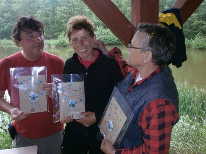 Žarko Roček, Branka Hećimović i Dobrila Šuprina s plaketama pohoda u Novom Zvečevu(autor fotografije: Branka Hećimović)