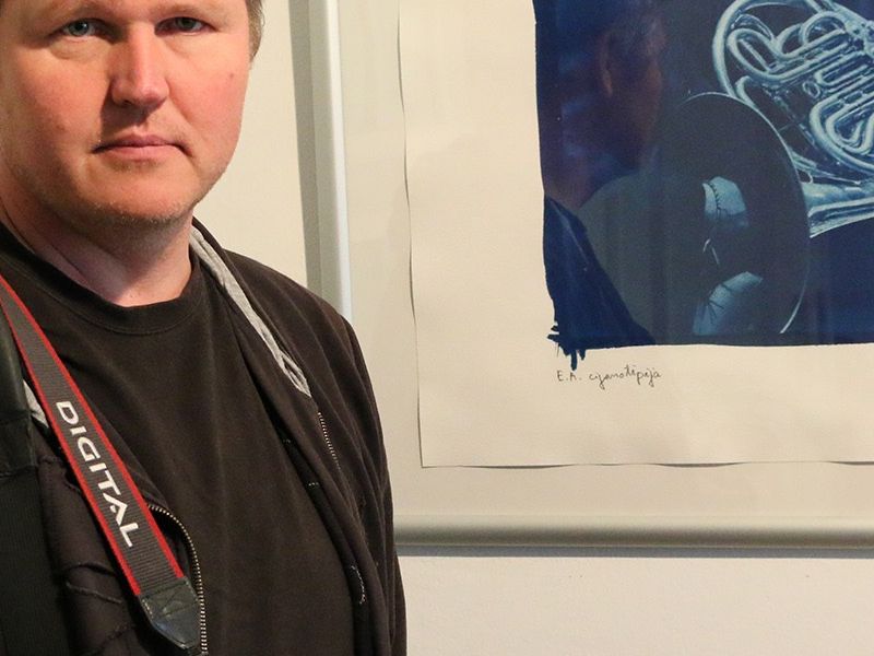 Miro Martinić ispred jedne slike izrađene cijanotopijom