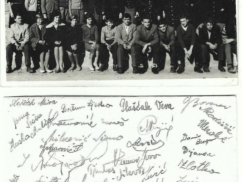 Fotografija: Učenice i učenici I. b razreda Gimnazije u Pakracu školske godine 1961./62. Razrednik je prof. Gojko Bosanac.  Fotografiju ustupio Ljudevit Lujo Vadjon iz Zagreba koji je i sam bio učenik u tom razredu. Učenik u tom razredu  bio je i autor ovog testa. 