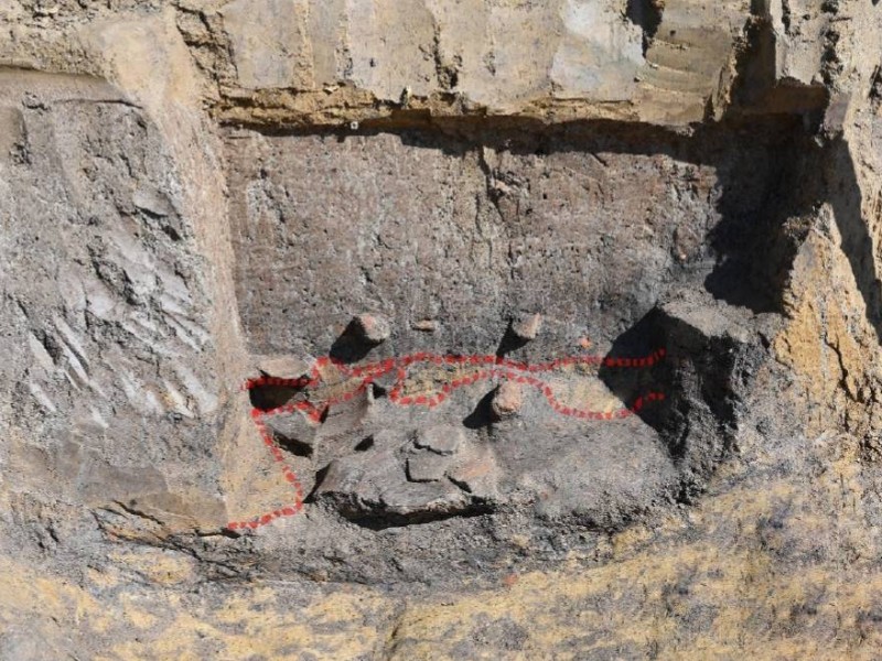 *Naslovna fotografija: Stambena zemunica sa kasnobrončanodobnim slojem na lokalitetu Rajkovac - Snimak- K. Vacek