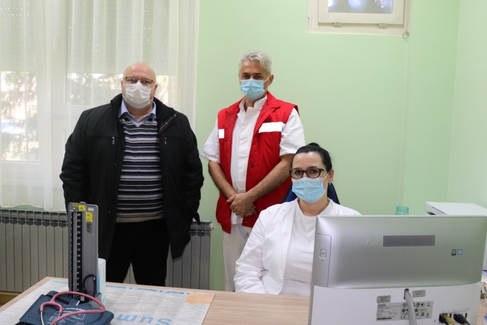 Foto: Ravnatelj DZ PSŽ Marijan Višaticki, medicinski tehničar Tomislav Vacek i dr. med. Sanela Hodak, spec. obiteljske medicine