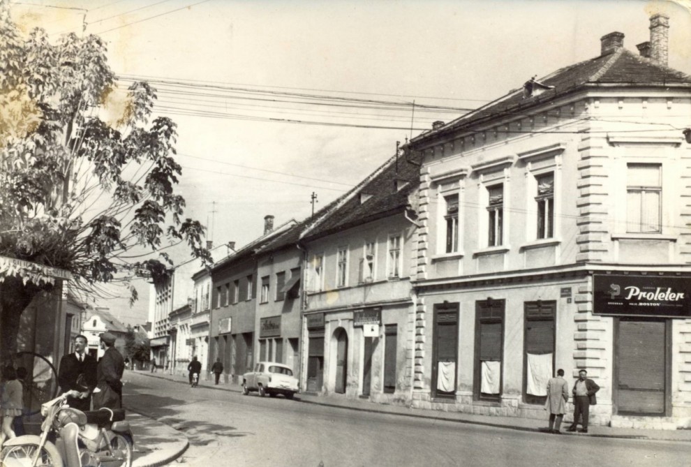 Fotografija: Glavna pakračka ulica u kojoj je nekada bio popularni „ korzo“. Fotografija u vlasništvu Muzeja grada Pakraca.