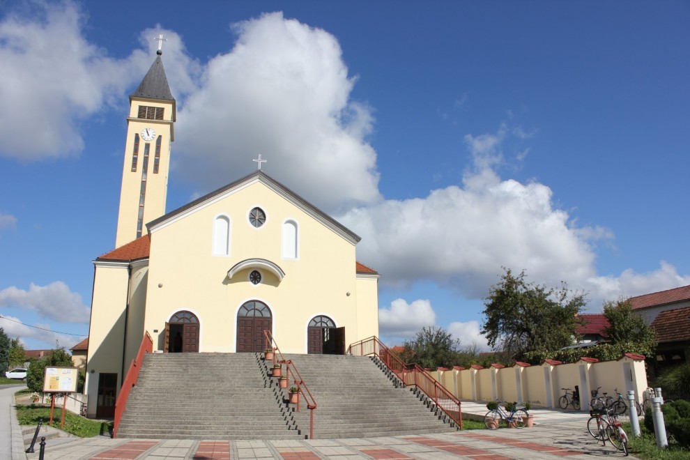 Župna crkva sv. Franje Asiškog u Lipiku / Compas.hr